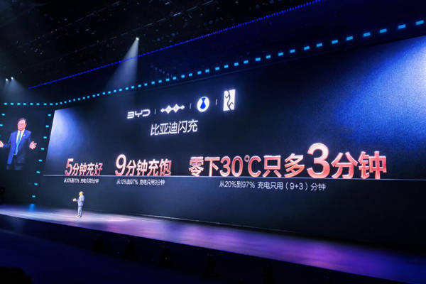 王传福再出“王炸”！刀片电池“边闪充边针刺”都不着火？