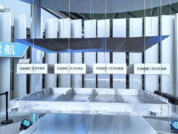 王传福再出“王炸”！刀片电池“边闪充边针刺”都不着火？