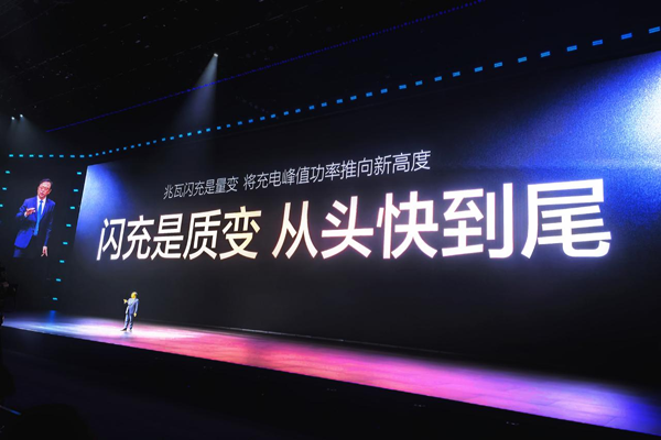 王传福再出“王炸”！刀片电池“边闪充边针刺”都不着火？